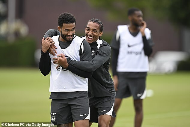 为友谊赛做, 奖杯图案点, 赛季中被深